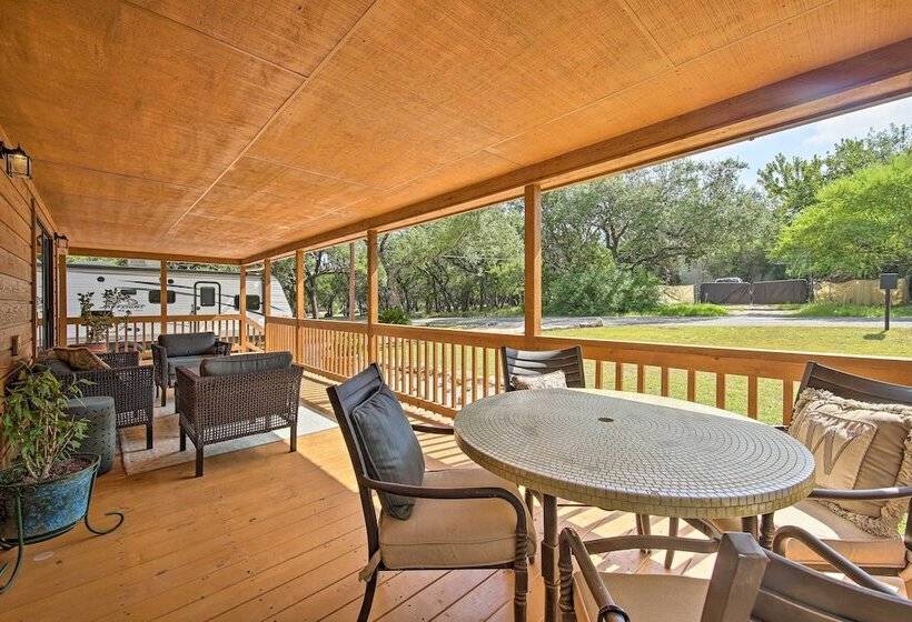 Couples Cabin W/ Luxury Deck, 1 Mi To Canyon Lake!