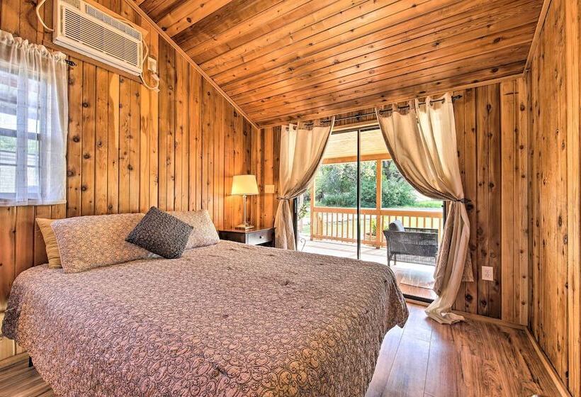 Couples Cabin W/ Luxury Deck, 1 Mi To Canyon Lake!