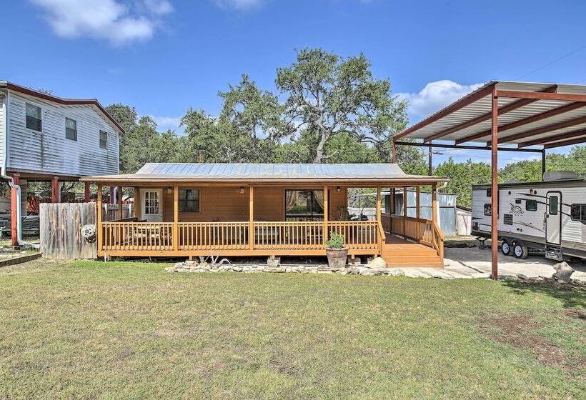 Couples Cabin W/ Luxury Deck, 1 Mi To Canyon Lake!