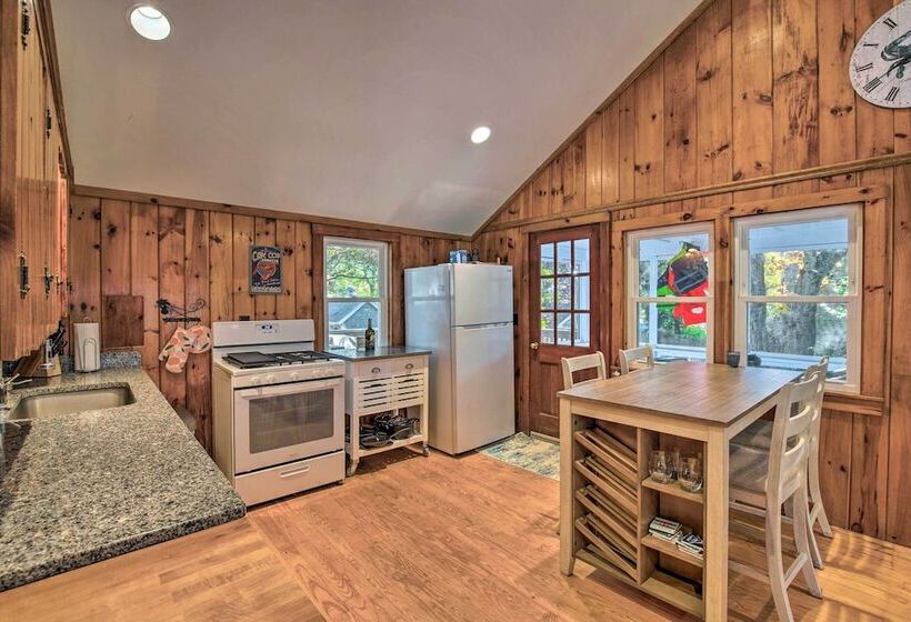 Cape Cod Cottage: Deck, Grill & Kayaks, Near Beach