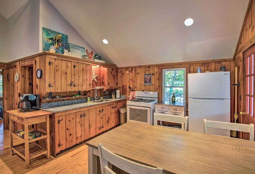 Cape Cod Cottage: Deck, Grill & Kayaks, Near Beach