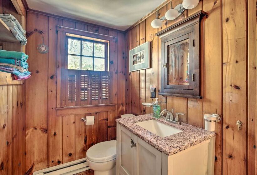 Cape Cod Cottage: Deck, Grill & Kayaks, Near Beach