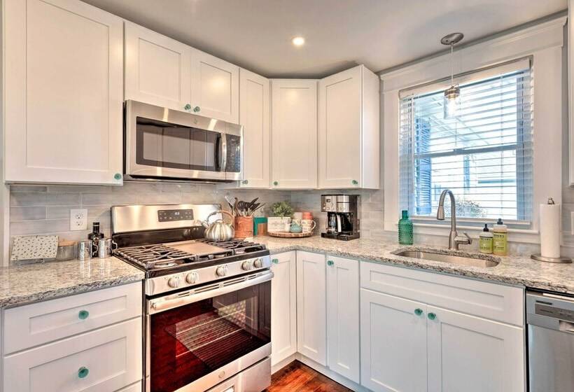 Cozy Coastal Cottage: 5 Mi To Narragansett Beach!