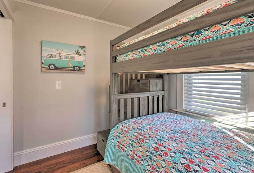 Cozy Coastal Cottage: 5 Mi To Narragansett Beach!