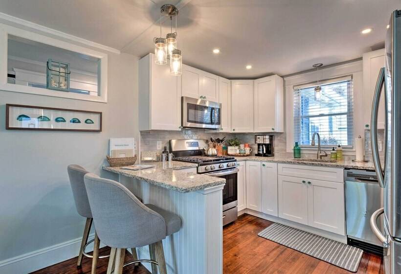 Cozy Coastal Cottage: 5 Mi To Narragansett Beach!