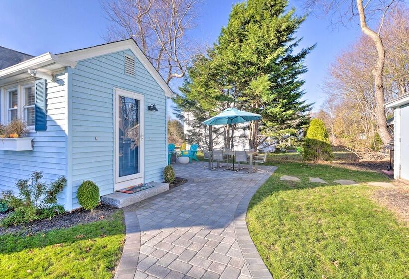 Cozy Coastal Cottage: 5 Mi To Narragansett Beach!