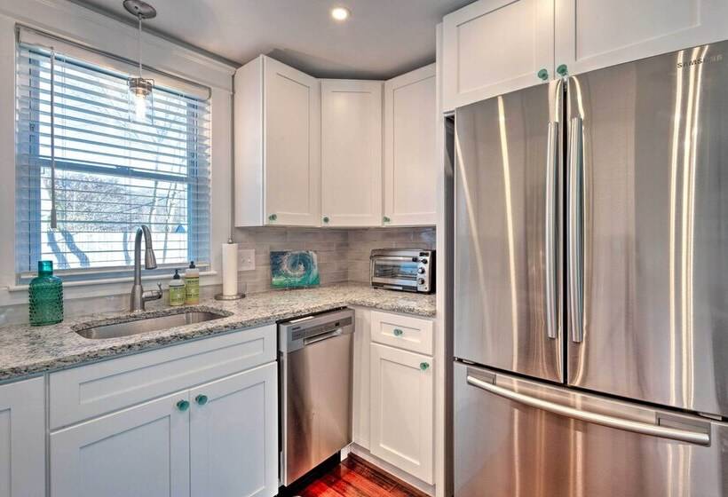 Cozy Coastal Cottage: 5 Mi To Narragansett Beach!