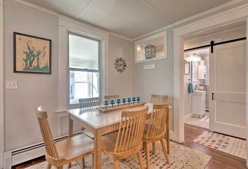 Cozy Coastal Cottage: 5 Mi To Narragansett Beach!