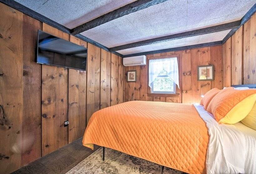 Cozy Great Barrington Home ~ 1 Mi To Ski Resort!