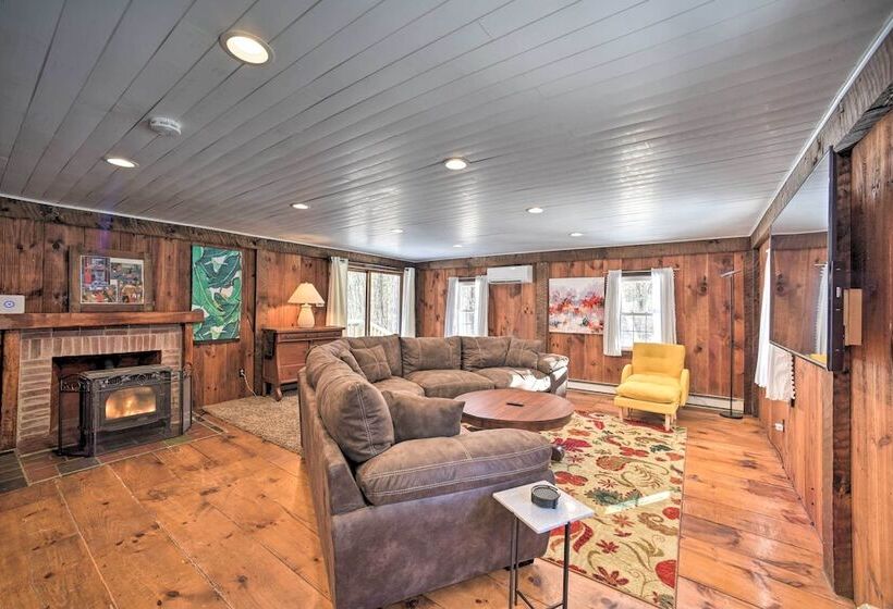 Cozy Great Barrington Home ~ 1 Mi To Ski Resort!