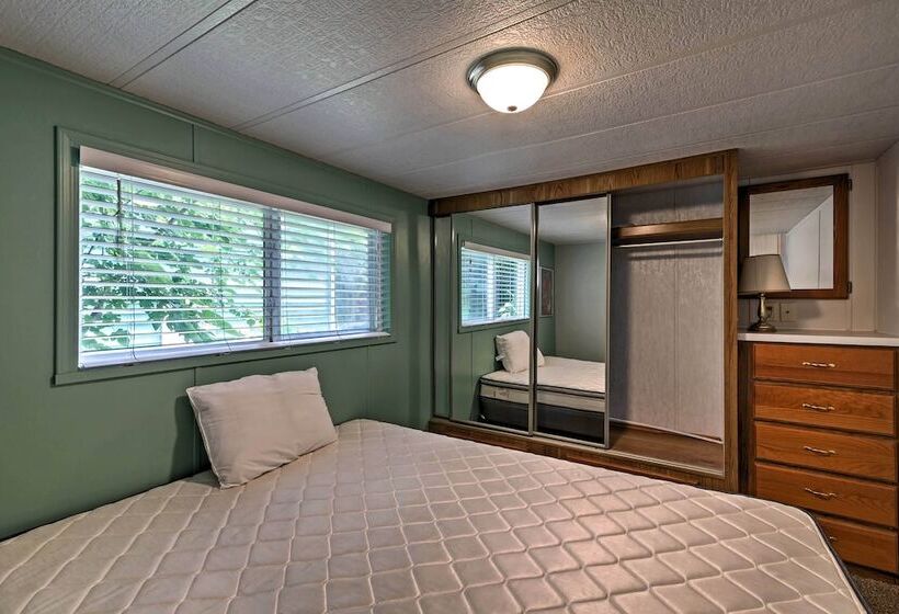 Cozy Middle Bass Cabin W/ Grill & Lagoon Access!