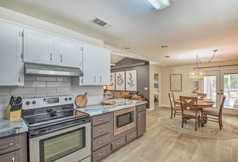 Cozy Modern Pensacola Home: Large Yard, Grill