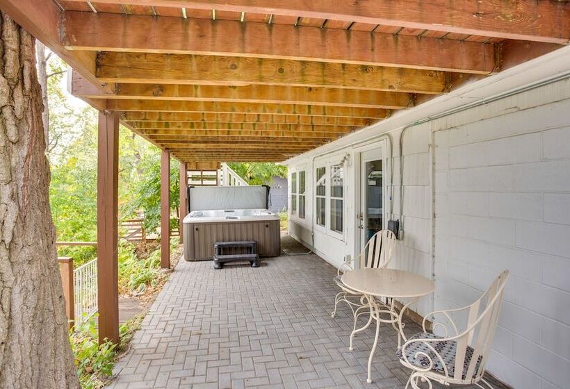 Cozy Plymouth Cottage W/ Medicine Lake View!