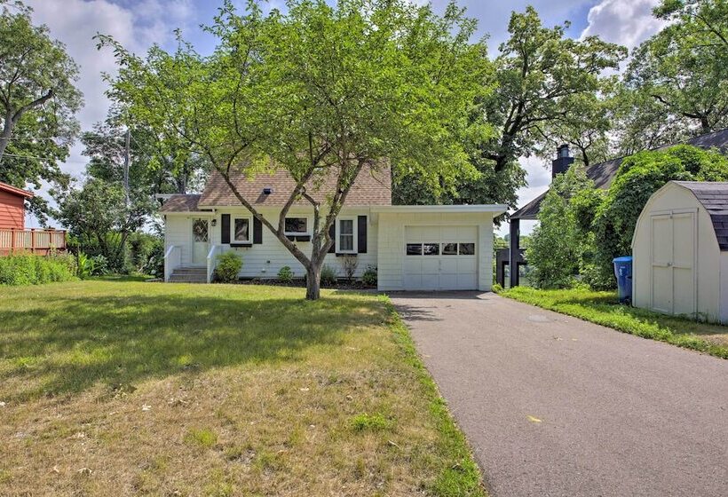 Cozy Plymouth Cottage W/ Medicine Lake View!