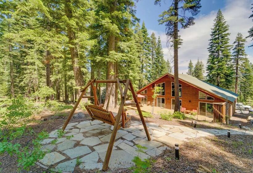Tahoe Donner Mountain Cabin: Surrounded By Forest!