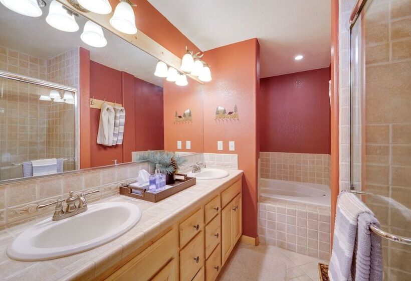 Tahoe Donner Mountain Cabin: Surrounded By Forest!