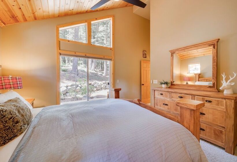 Tahoe Donner Mountain Cabin: Surrounded By Forest!