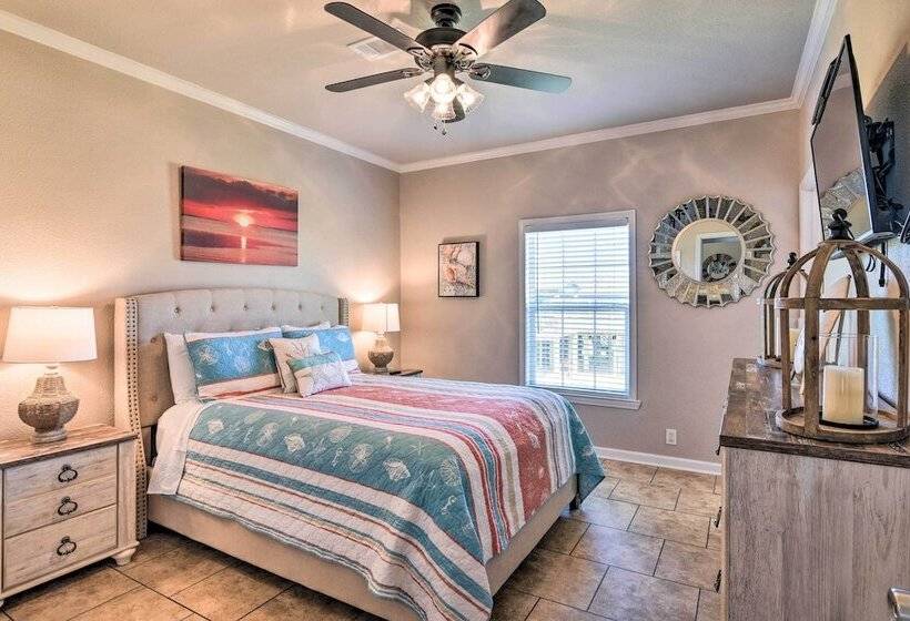 Walk To Shore: Crystal Beach Coastal Home!