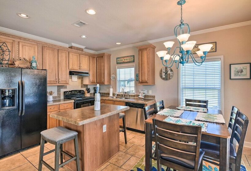 Walk To Shore: Crystal Beach Coastal Home!