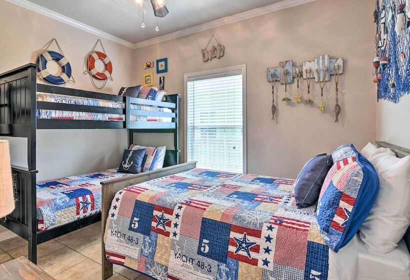 Walk To Shore: Crystal Beach Coastal Home!