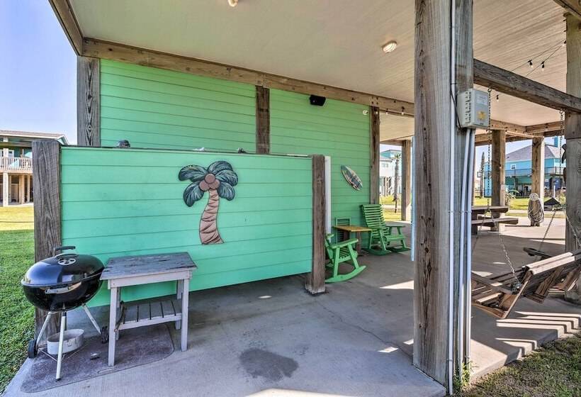 Walk To Shore: Crystal Beach Coastal Home!