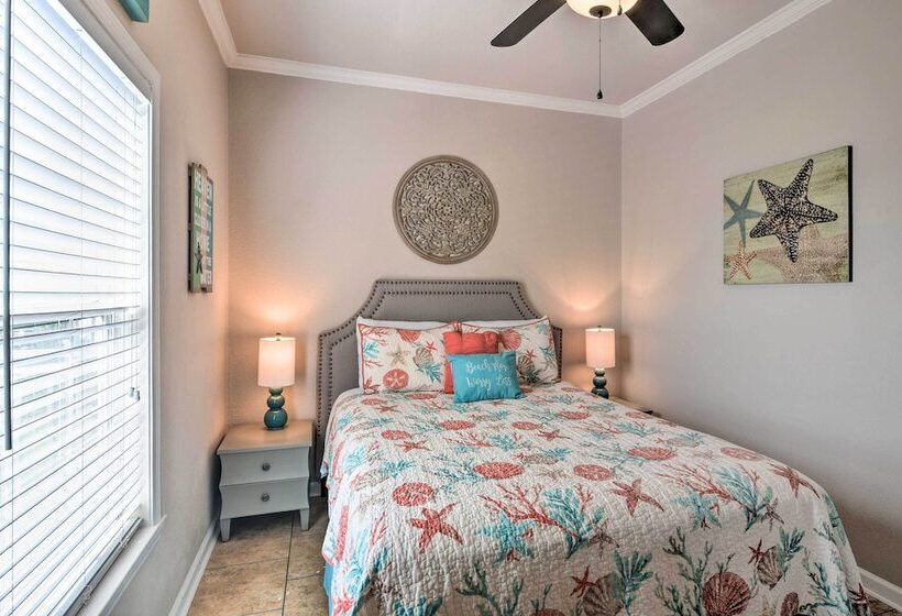 Walk To Shore: Crystal Beach Coastal Home!