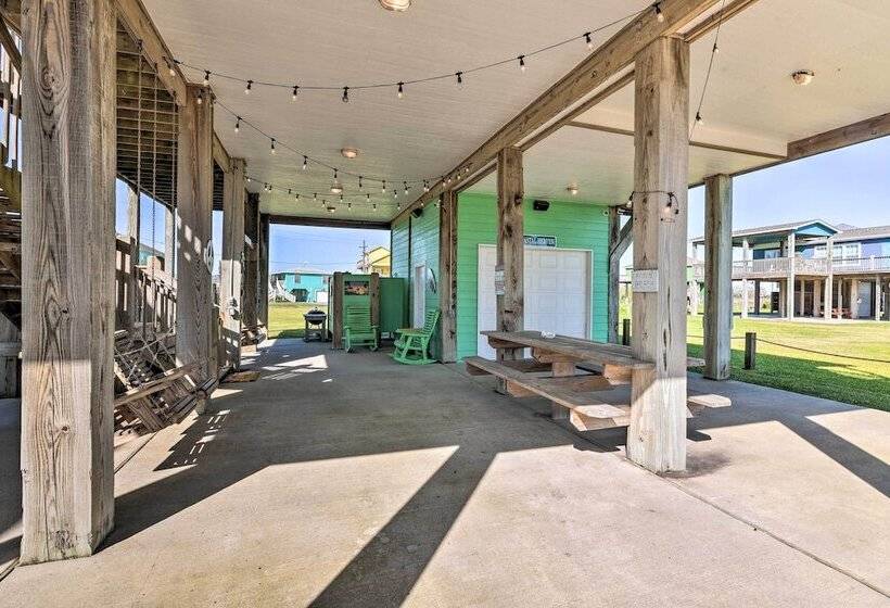 Walk To Shore: Crystal Beach Coastal Home!