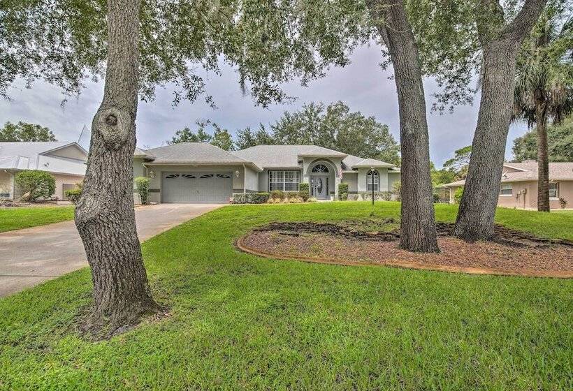 Crystal River Gem Near Three Sisters Springs!