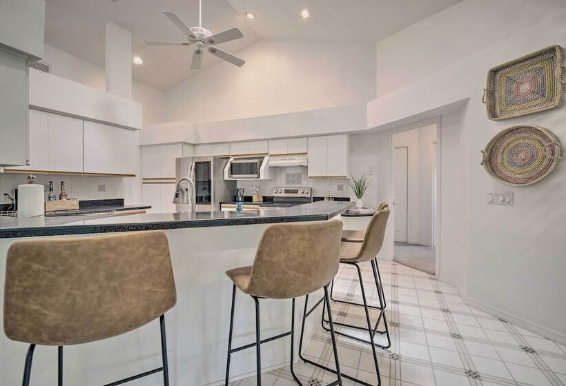 Crystal River Gem Near Three Sisters Springs!