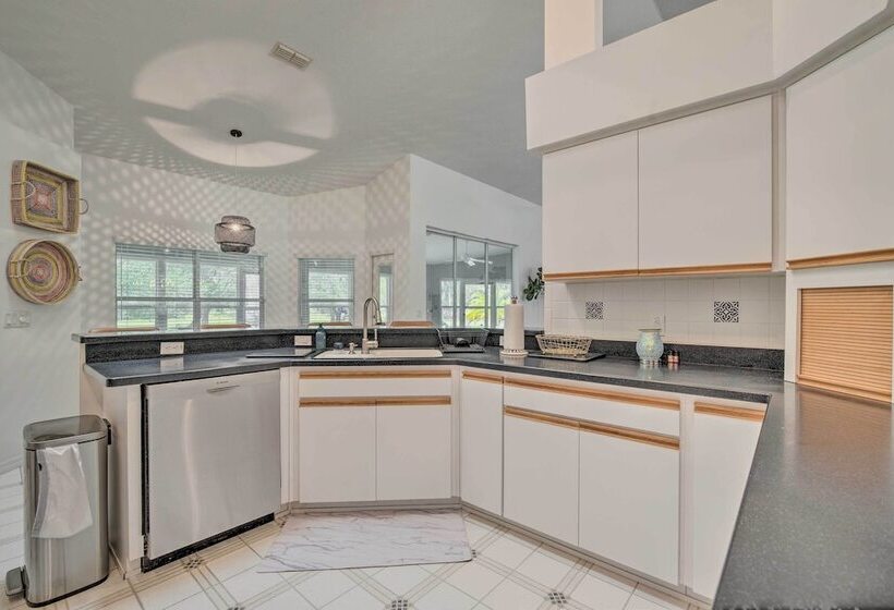 Crystal River Gem Near Three Sisters Springs!