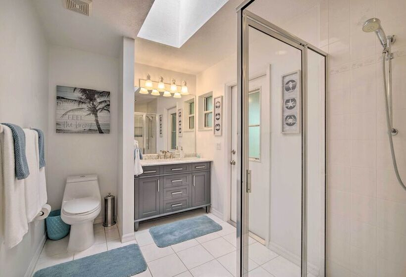 Crystal River Gem Near Three Sisters Springs!