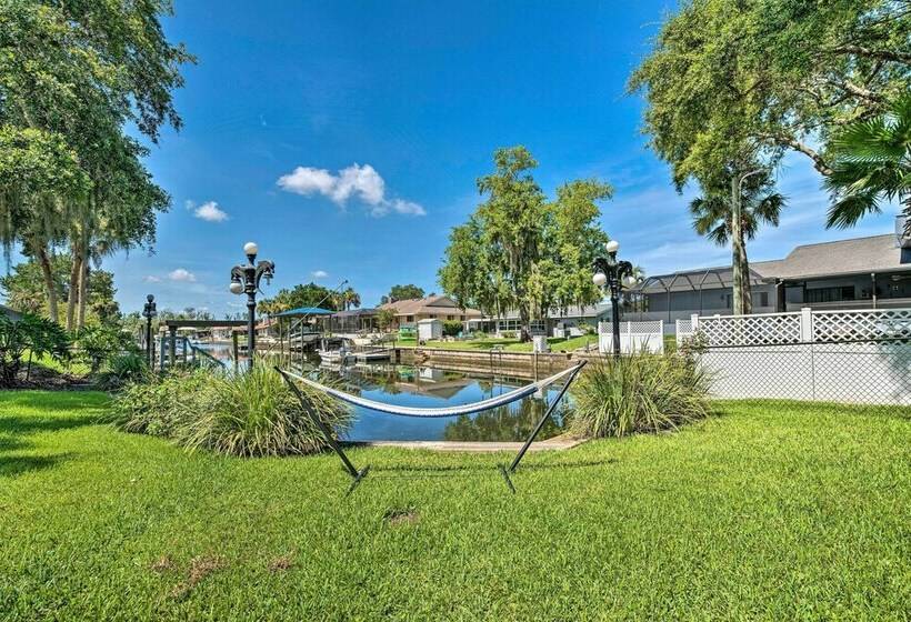 Crystal River Retreat W/ Mini Golf Course!