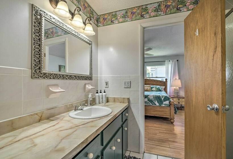 Crystal River Retreat W/ Mini Golf Course!