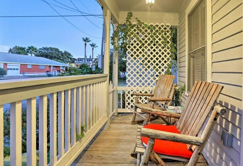 Historic Galveston Home: Walkable Neighborhood!