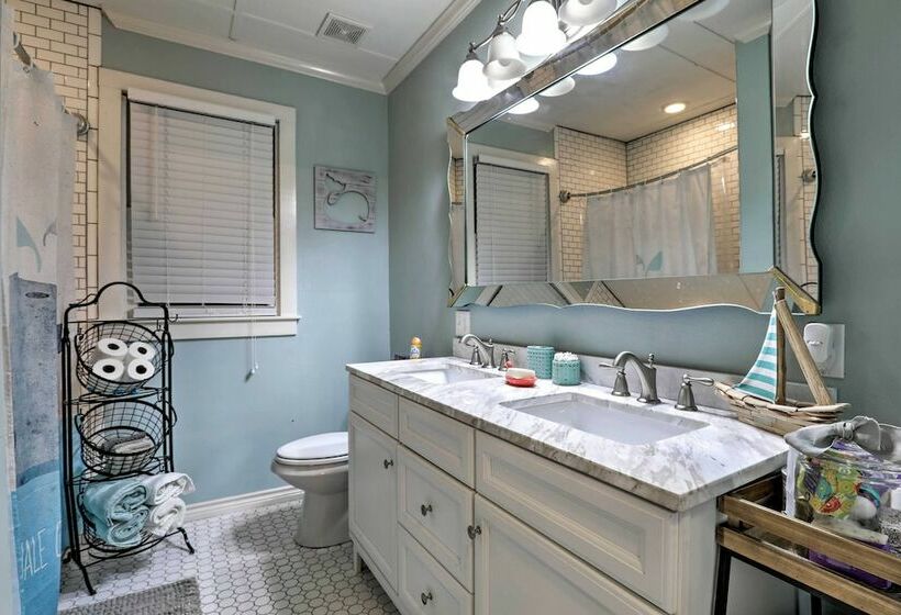 Historic Galveston Home: Walkable Neighborhood!