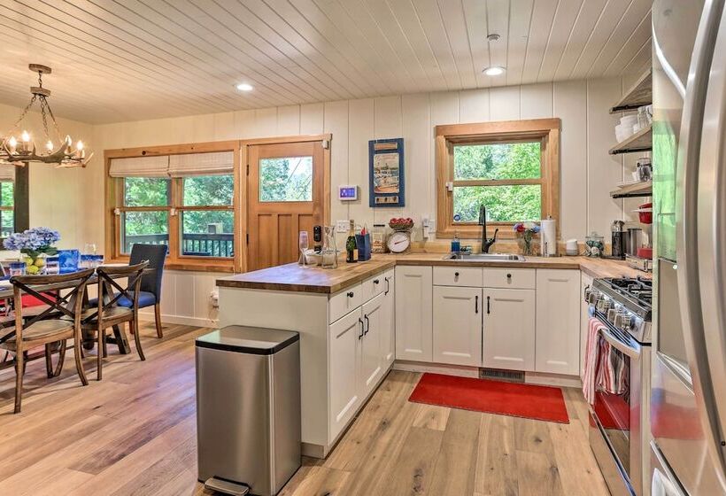 Steps To Lake: Cabin W/ Deck In Lake Arrowhead