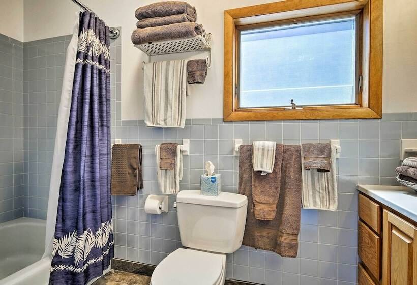 Coastal Cottage: Walk To Chipman S Cove!