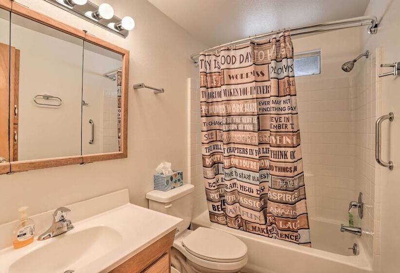 Delightful Family Cabin: Walk To Lake Gregory!