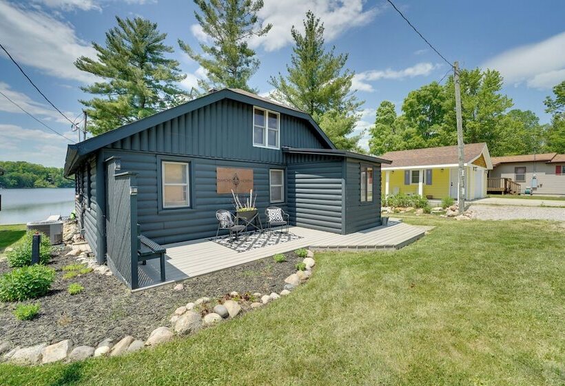 Diamond Lake Waterfront Cabin W/ Deck + Dock!