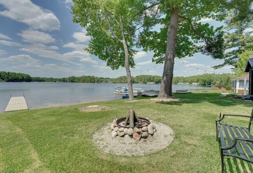 Diamond Lake Waterfront Cabin W/ Deck + Dock!