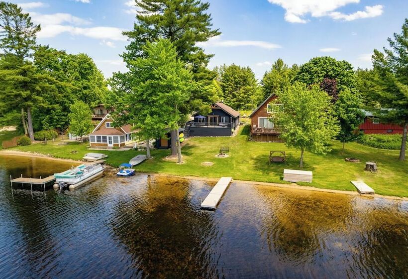 Diamond Lake Waterfront Cabin W/ Deck + Dock!