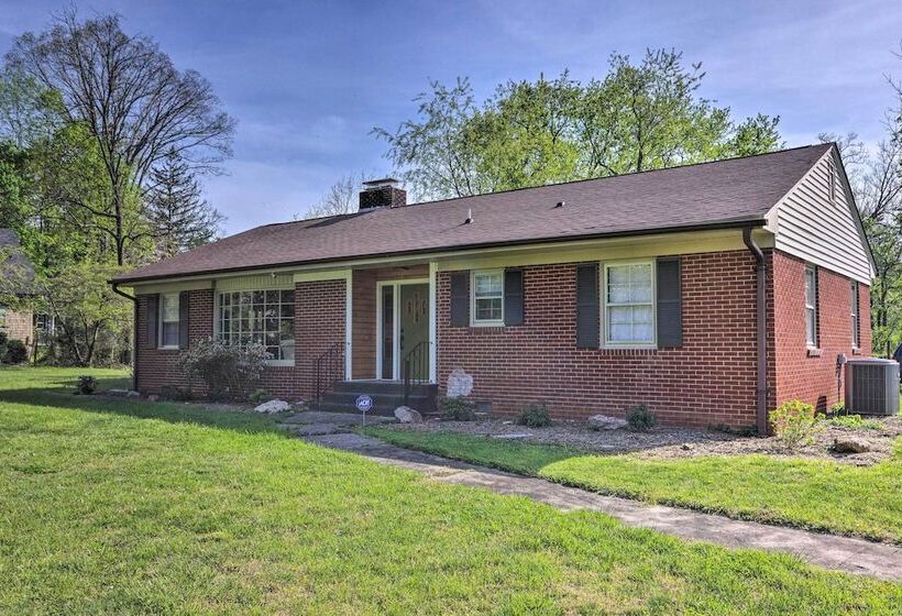 Dog Friendly Home: 1 Mi To Downtown Hendersonville