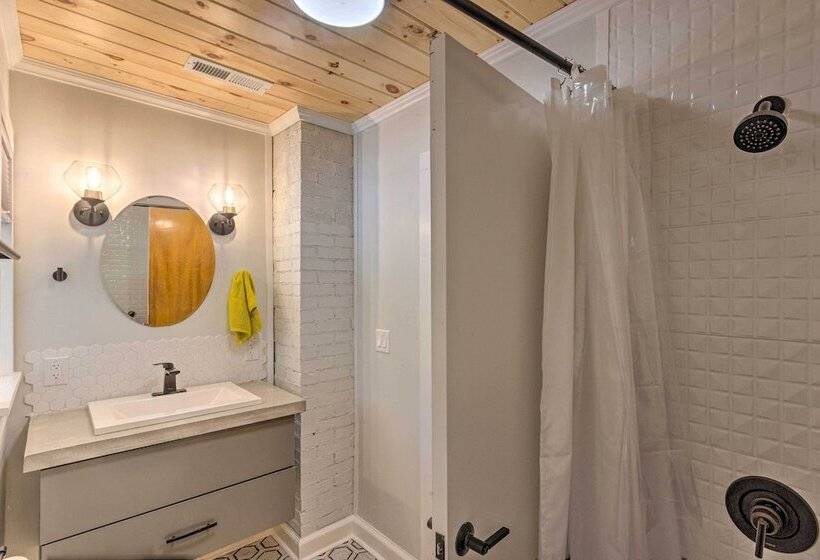 Dog Friendly Home: 1 Mi To Downtown Hendersonville