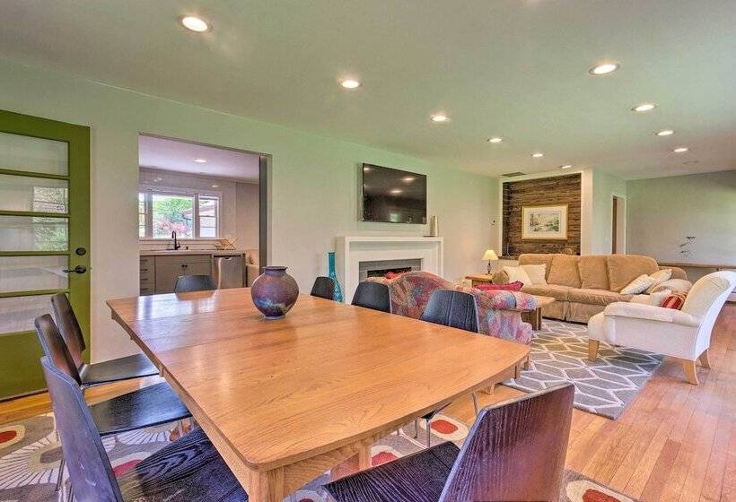 Dog Friendly Home: 1 Mi To Downtown Hendersonville