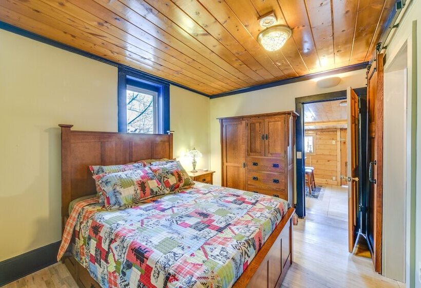 0601: Downtown Salida Cottage W/ Fireplace + Yard