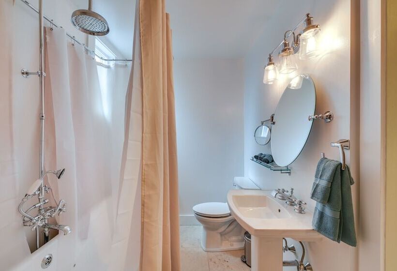 0601: Downtown Salida Cottage W/ Fireplace + Yard