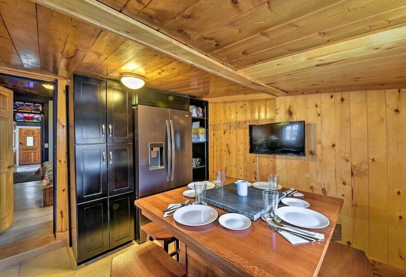 0601: Downtown Salida Cottage W/ Fireplace + Yard