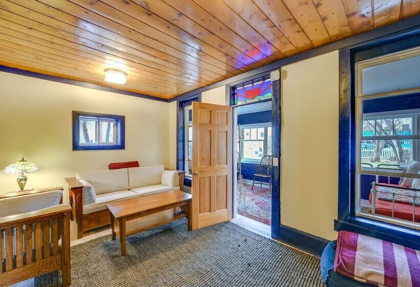 0601: Downtown Salida Cottage W/ Fireplace + Yard