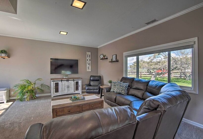 Ellensburg Home W/ Mountain Views On 3 Acres!