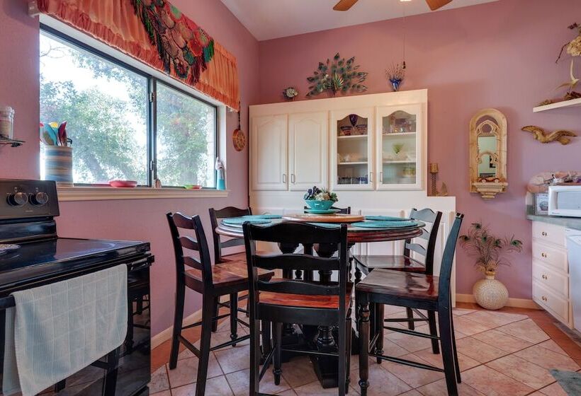 Exotic Home W/ Patio & Grill: Walk To Canyon Lake!